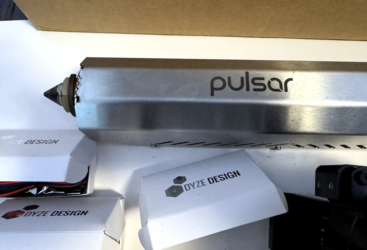 DyzeDesign Pulsarの本体とロゴ